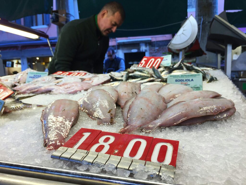 Pescadero preparando pescado fresco en el mercado